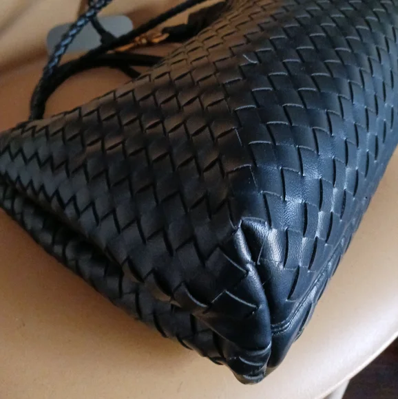 Elegant Black Woven Shoulder Bag - Picture 11 of 14